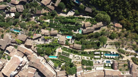 Luxuriöse-Wohngegend-Mit-Schwimmbädern-Im-Süden-Von-Frankreich,-Gordes-Village